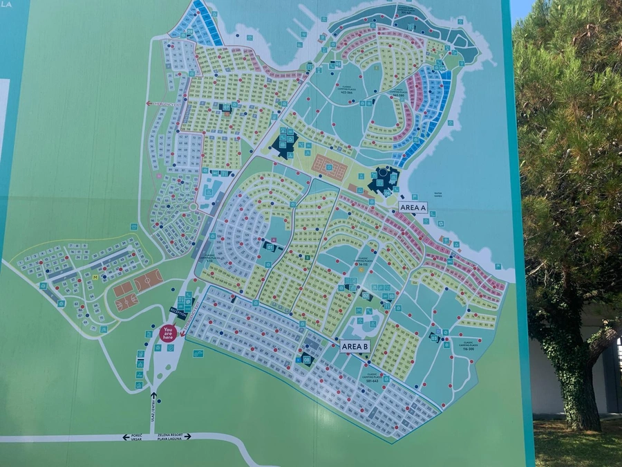 Rodzinny kemping pełen atrakcji, barów i restauracji Camping Bijela Uvala