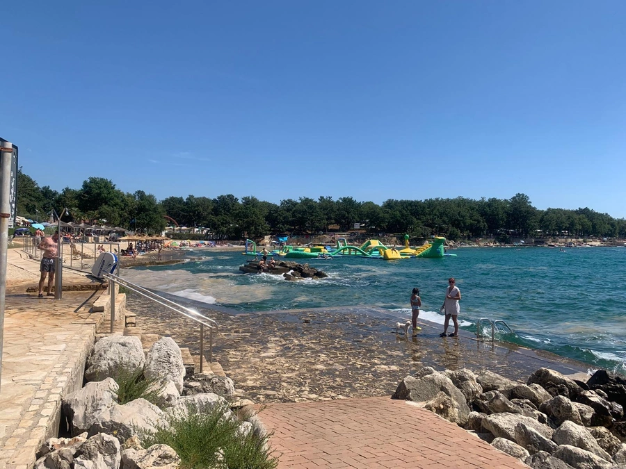 Rodzinny kemping pełen atrakcji, barów i restauracji Camping Bijela Uvala