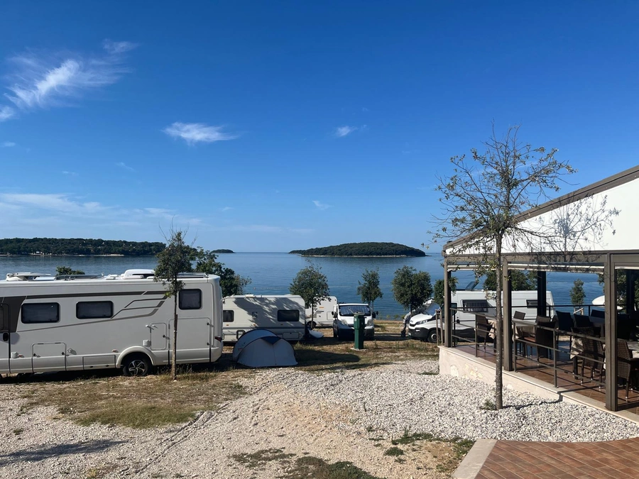 Rodzinny kemping pełen atrakcji, barów i restauracji Camping Bijela Uvala