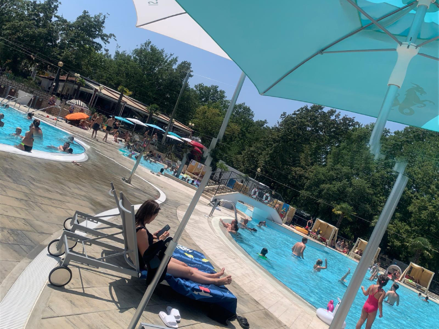Rodzinny kemping pełen atrakcji, barów i restauracji Camping Bijela Uvala