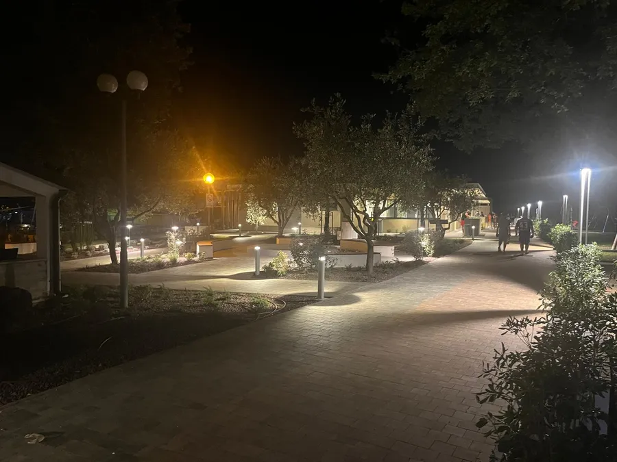 Rodzinny kemping pełen atrakcji, barów i restauracji Camping Bijela Uvala