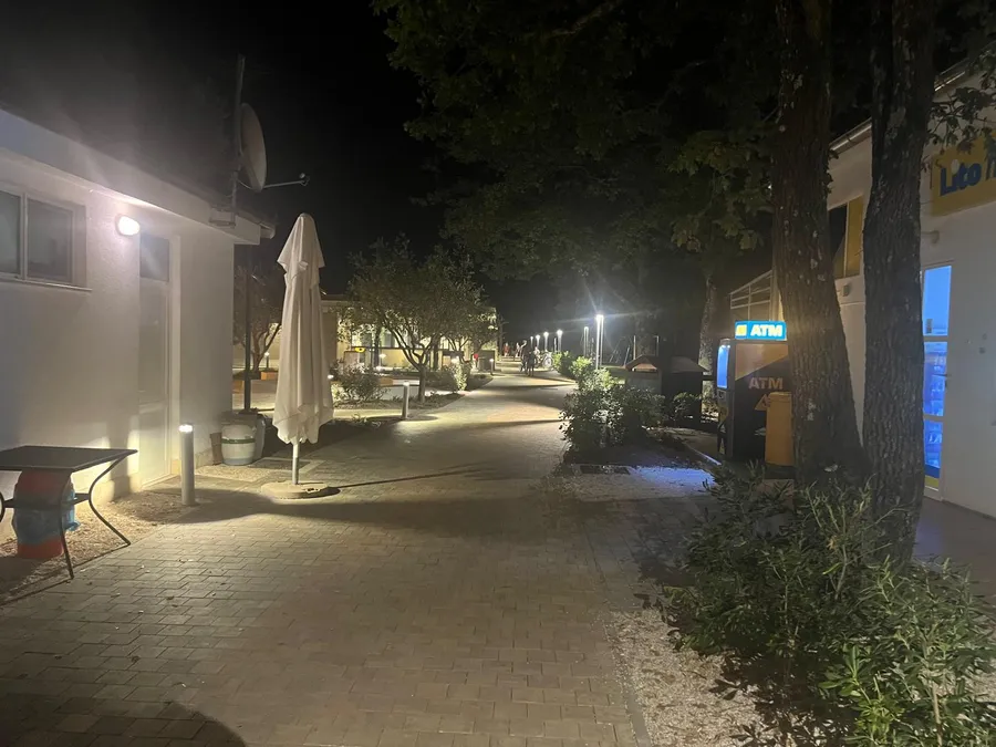 Rodzinny kemping pełen atrakcji, barów i restauracji Camping Bijela Uvala