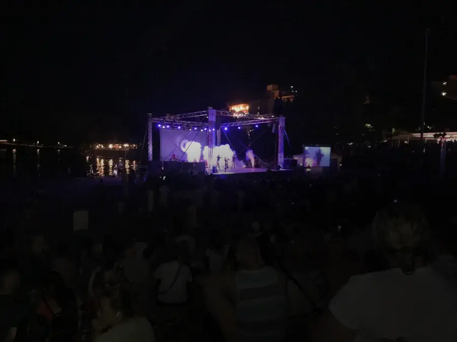 Rodzinny kemping pełen atrakcji, barów i restauracji Camping Bijela Uvala