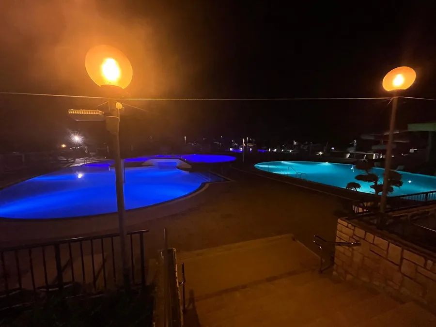 Rodzinny kemping pełen atrakcji, barów i restauracji Camping Bijela Uvala