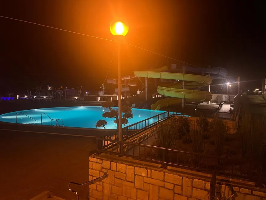 Rodzinny kemping pełen atrakcji, barów i restauracji Camping Bijela Uvala