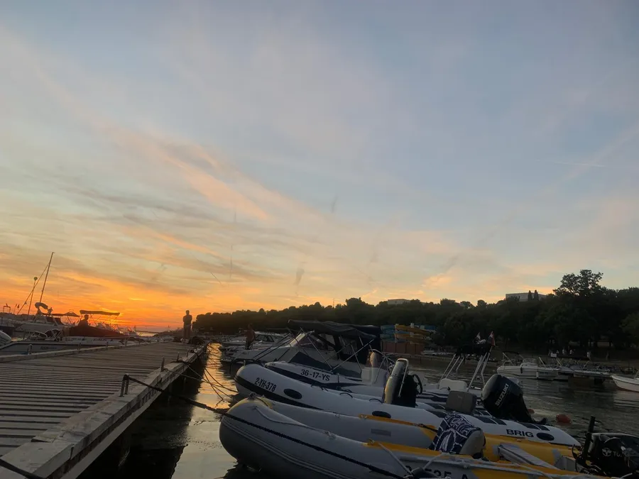 Rodzinny kemping pełen atrakcji, barów i restauracji Camping Bijela Uvala
