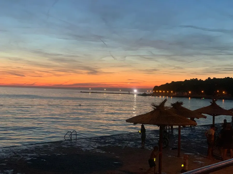 Rodzinny kemping pełen atrakcji, barów i restauracji Camping Bijela Uvala