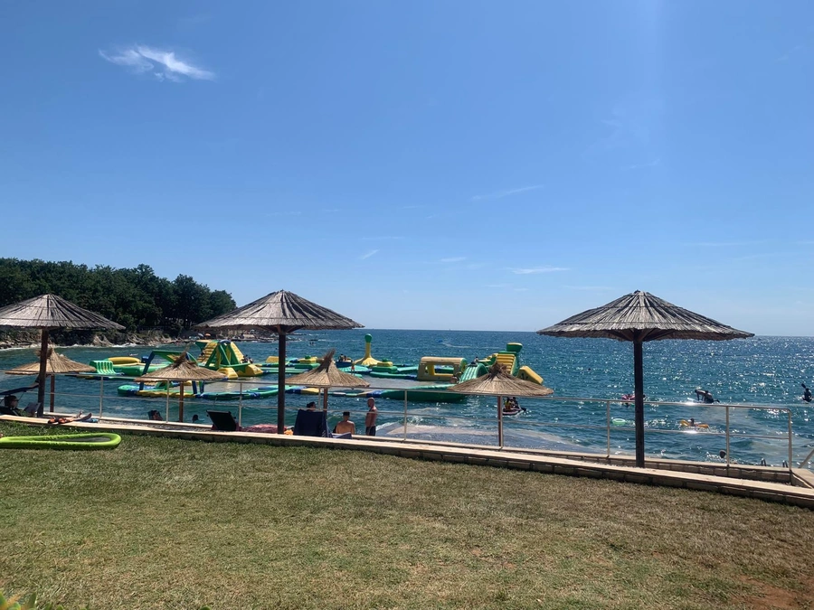 Rodzinny kemping pełen atrakcji, barów i restauracji Camping Bijela Uvala