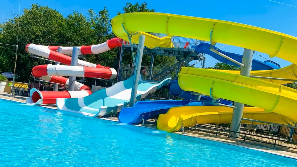 Camping Bijela Uvala – zjeżdżalnia w basenie odkrytym